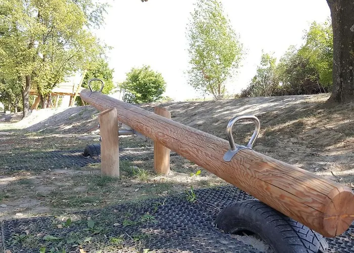 帕拉迪斯佳托酒店 *