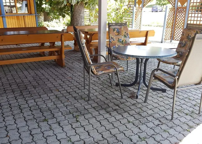 帕拉迪斯佳托酒店 *